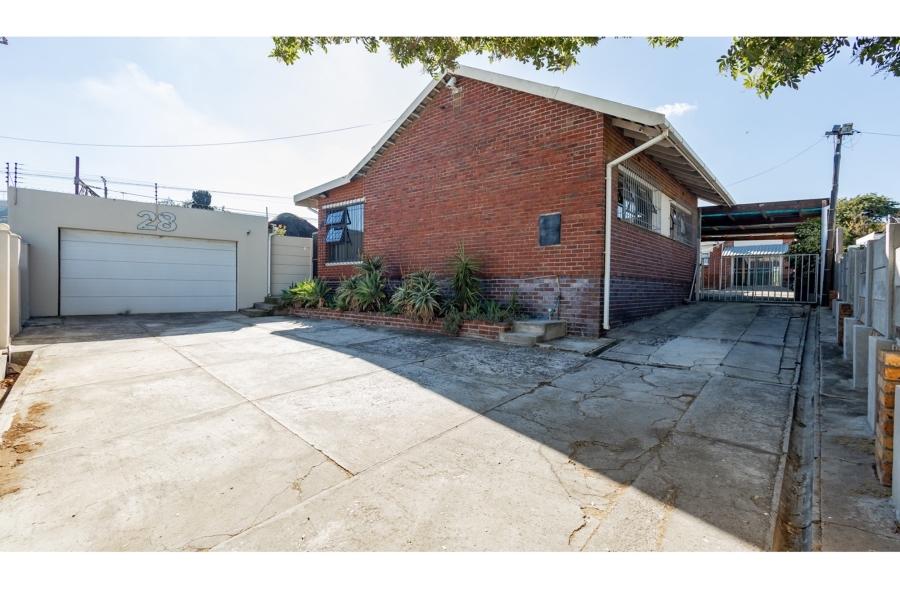 5 Bedroom Property for Sale in Avondale Western Cape